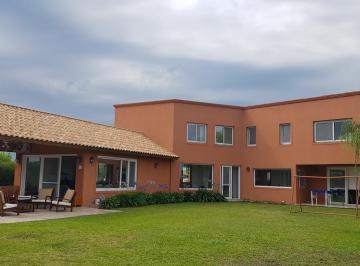 Casa · 220m² · 5 Ambientes · 2 Cocheras · Casa en Venta y Alquiler Anual