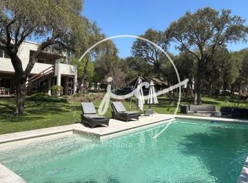 Casa · 690m² · 6 Ambientes · 4 Cocheras · Casa en Venta en El Bosque de 4 Dorm. Fondo Espacio Verde