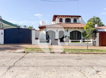 Casa · 136m² · 4 Ambientes · 2 Cocheras · Venta de Casa 4 Ambientes con Parque, Cochera y Terraza en Villa Bosch