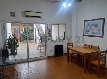 Casa · 120m² · 4 Ambientes · Casa 4 Ambientes con Patio y Dos Terrazas con Quincho y Parrilla en Pompeya