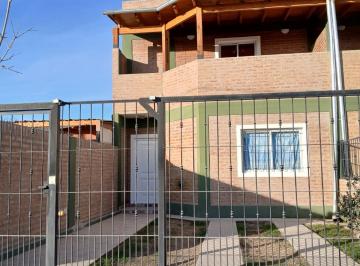 Casa de 3 ambientes, Plottier · Dúplex 2 Dorm. en Alquiler con Patio y Cochera – Plottier
