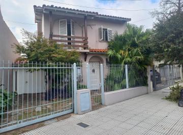 Casa · 130m² · 4 Ambientes · 2 Cocheras · Chalet de Estilo 3 Cdas. Estación 4 Amb. Gran Fondo Libre