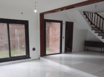 Casa · 200m² · 6 Ambientes · 1 Cochera · Casa 6 Ambientes Reciclada a Nueva en Caisamar