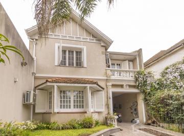 Casa · 226m² · 5 Ambientes · 1 Cochera · Chalet 5 Ambientes Venta Banfield