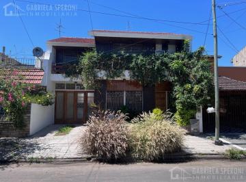 Casa · 202m² · 4 Ambientes · 3 Cocheras · Chalet 3 Ambientes Venta Remedios de Escalada