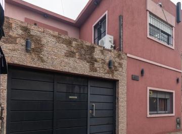Casa · 147m² · 6 Ambientes · 1 Cochera · Venta de Casa 6 Ambientes en Pompeya