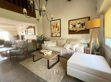 Casa · 149m² · 4 Ambientes · 2 Cocheras · Chalet de 4 Ambientes en San Carlos