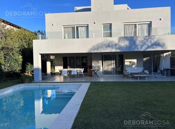 Casa · 270m² · 5 Ambientes · 1 Cochera · Casa en Alquiler en Los Alisos, Nordelta