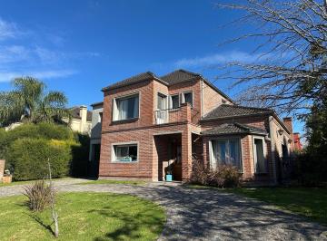 Casa · 201m² · 5 Ambientes · 1 Cochera · Casa a La Venta en Escobar
