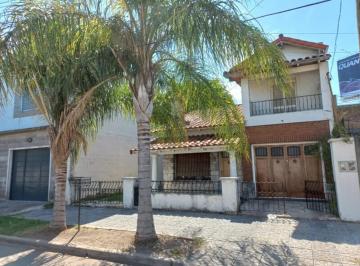 Casa de 3 ambientes, Morón · Clásico Chalet Sobre Gran Lote a Modernizar