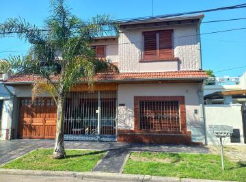 Casa · 200m² · 5 Ambientes · 1 Cochera · Impecable Chalet Sólida Construcc. 5 Amb. Gran Parque.