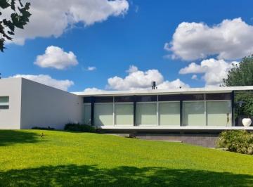Casa · 335m² · 4 Ambientes · 4 Cocheras · Alquiler Temporal Casa Estancias del Pilar, Barrio Estancias Golf Club, Pilar