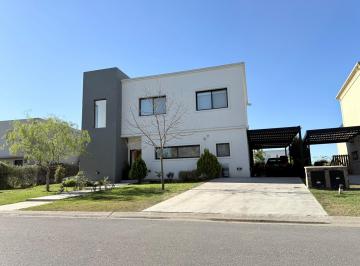 Casa · 210m² · 5 Ambientes · 4 Cocheras · Venta Casa en San Gabriel, 4 Dorm., Villanueva, Tigre