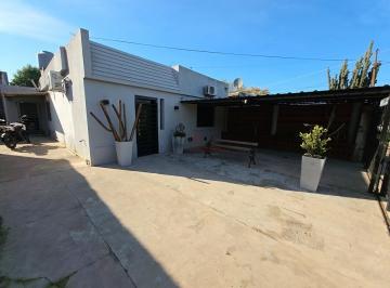 Casa · 102m² · 4 Ambientes · 1 Cochera · Casa 4 Ambientes con Fondo y Pileta