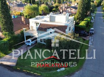 Casa · 161m² · 6 Ambientes · 3 Cocheras · Venta de Casa con 5 Ambientes en Banco Provincia