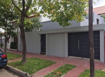 Casa · 120m² · 3 Ambientes · 1 Cochera · Casa de 2 Dorm. en El Corazón de Alberdi, Gurruchaga 520