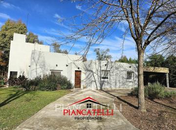 Casa · 210m² · 4 Ambientes · 2 Cocheras · Venta de Casa con 4 Ambientes en La Cesarina