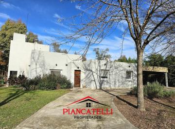 Casa · 210m² · 4 Ambientes · 2 Cocheras · Casa en Venta, en La Cesarina, con 4 Ambientes