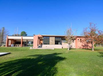 Casa · 273m² · 5 Ambientes · 3 Cocheras · Casa de Diseño Moderno en Rincón Km 4,5