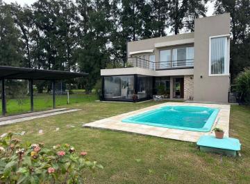 Casa · 140m² · 4 Ambientes · 1 Cochera · Venta - Casa 4 Amb. Pileta - Country Golf Chascomús