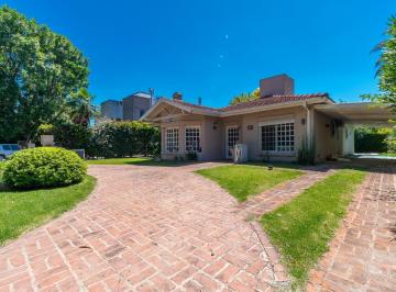 Casa · 122m² · 5 Ambientes · 2 Cocheras · Casa en Venta Campo Chico 3 Dorm Pileta Parrilla