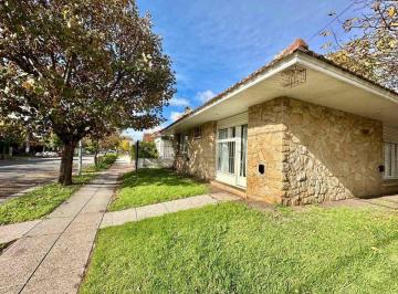 Casa · 110m² · 4 Ambientes · 1 Cochera · Venta Casa 4 Ambientes Reciclada a Nuevo La Perla
