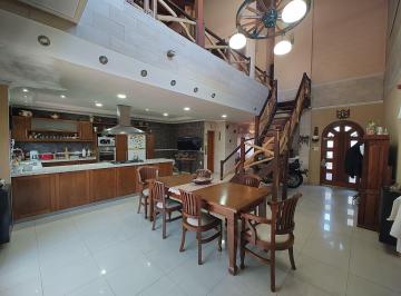 Casa · 239m² · 4 Ambientes · 2 Cocheras · Casa Venta Moron