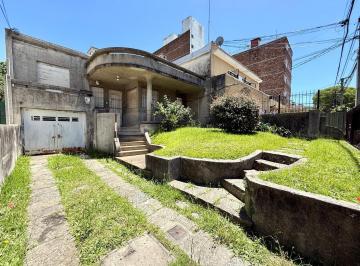Casa · 203m² · 5 Ambientes · 1 Cochera · Venta Casa Buceo a Reciclar Pu Gran Terreno