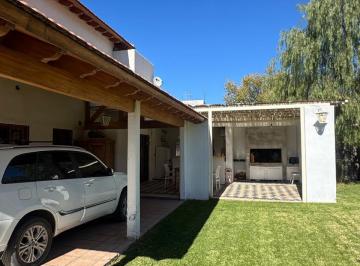 Casa de 6 ambientes, Chacras de Coria · Casa en Venta – Barrio Los Castaños – Chacras de Coria – 600 m²