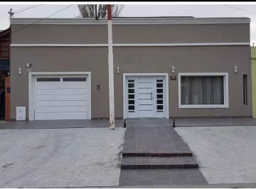 FRI-FRI-1124_2 · Venta Casa Céntrica, 3 Dorm, Quincho, Garage, Caleta Olivia