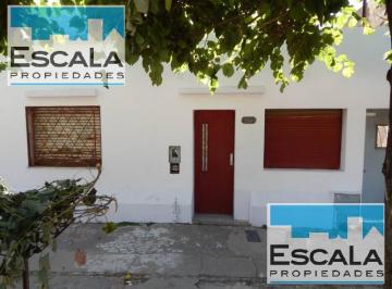 Casa · 70m² · 2 Dormitorios · Casa de 2 Dorm. en Alquiler Rosario con Patio Terraza Gas Natural