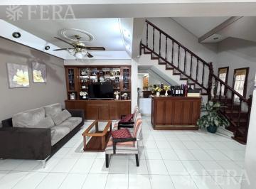Casa · 168m² · 4 Ambientes · 1 Cochera · Venta Casa 4 Ambientes con Cochera y Jardín en Wilde