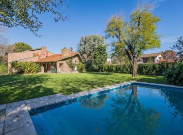 Casa · 246m² · 7 Ambientes · 1 Cochera · Excelente Casa en Dos Plantas con Gran Jardin y Pileta