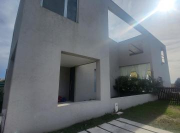 Casa · 160m² · 4 Ambientes · 2 Cocheras · Casa en Venta y Alquiler Anual con Pileta en Araucarias Puertos del Lago