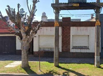 Casa · 201m² · 2 Dormitorios · Casa 3 Amb - 1 de Mayo Al 3300 - Retasada