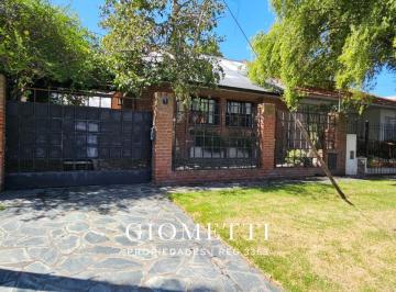 Casa · 233m² · 5 Ambientes · 1 Cochera · Casa en San Carlos