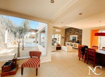 Casa · 260m² · 5 Ambientes · Casa en Venta en Costa Esmeralda 4 Dorm.