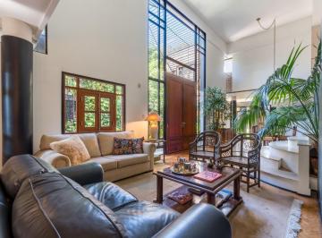 Casa · 320m² · 7 Ambientes · 2 Cocheras · Casa en Venta - 4 Dorm., Jardín y Piscina - Barrio Martin, Rosario