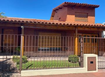 Casa de 5 ambientes, Hurlingham · ¡Venta de Impecable Propiedad de Dos Plantas!