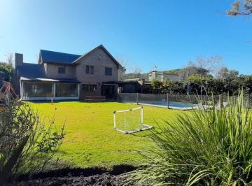 Casa · 194m² · 4 Ambientes · 5 Cocheras · Casa en Venta en B° Los Berros I, Bella Vista