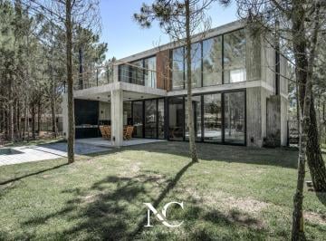 Casa · 260m² · 4 Ambientes · 1 Cochera · Casa en Venta en Costa Esmeralda Marítimo