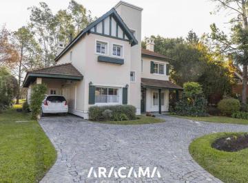 Casa · 205m² · 6 Ambientes · 1 Cochera · Casa en Venta en Saint Thomas Norte Sur - Canning