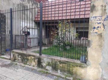 Casa de 3 ambientes, Lanús · Venta de Casa en PH en Lanus Para Reciclar.