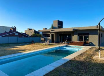 Casa · 235m² · 3 Dormitorios · 4 Cocheras · Casa de Categoria, Barrio La Cuesta. 3 Dorm, Cochera 4 Autos