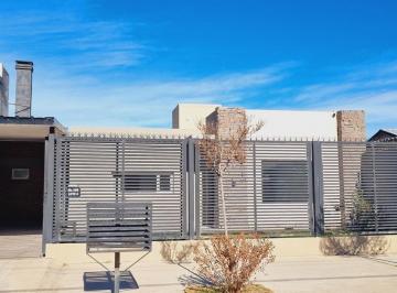 Casa · 384m² · 5 Ambientes · 1 Cochera · Venta de Casa 3 Dorm con Pileta y Quincho, B° Los Frutales, Plottier