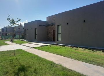 Casa · 238m² · 5 Ambientes · 2 Cocheras · Casa en El Manzanar Cipolletti