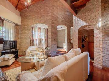 Casa · 233m² · 4 Ambientes · 1 Cochera · Casa en Venta Barrio Alberdi 3 Dorm. Cochera Jardin Pileta Parrilla Luminoso