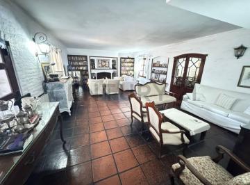 Casa · 250m² · 6 Ambientes · Casa en Venta de 4 Dorm. Apta Banco en Villa Elisa
