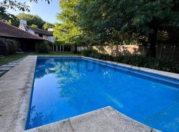 Casa · 250m² · 6 Ambientes · Casa en Venta de 4 Dorm. Apta Banco en Villa Elisa