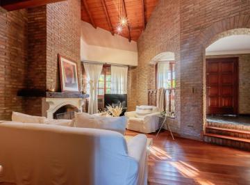 Casa · 233m² · 4 Ambientes · 1 Cochera · Casa en Venta Barrio Alberdi 3 Dorm. Cochera Jardin Pileta Parrilla Luminoso